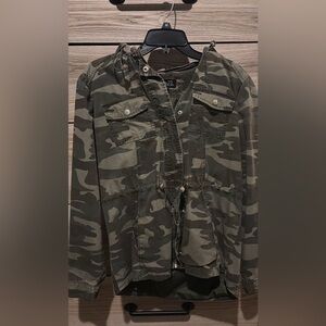 Woman’s camo utility jacket size small